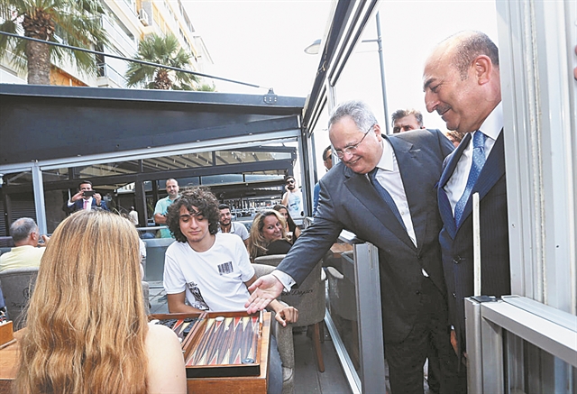 Χαμόγελα με αιχμές και υπερπτήσεις