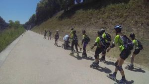 Ο γύρος της Κρήτης με… πατίνια