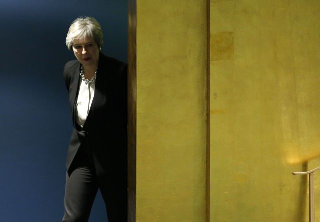 Σε συσπείρωση καλεί το κόμμα της η Μέι