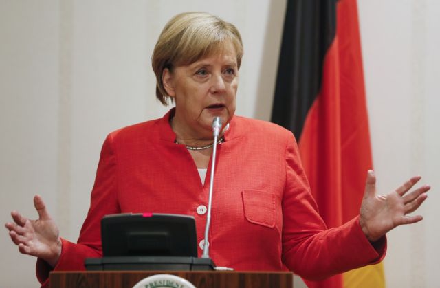 Η Μέρκελ επικρίνει τον Ζεεχόφερ για το μεταναστευτικό