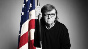 Ο Μάικλ Μουρ παρομοιάζει τον Ντόναλντ Τραμπ με τον Χίτλερ