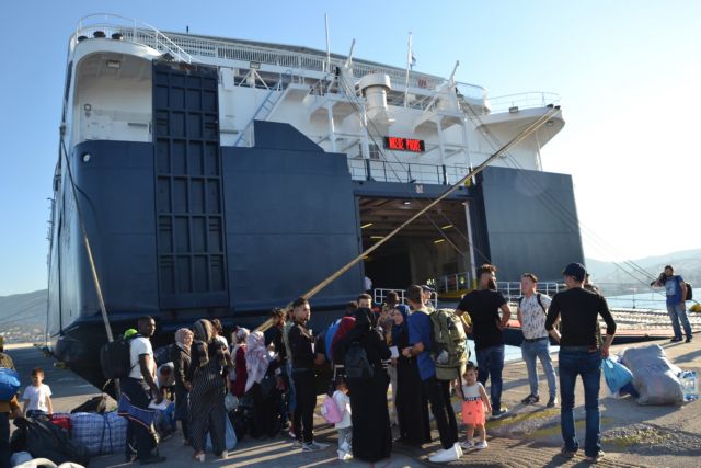 Εφτασαν στον Πειραιά 462 πρόσφυγες από τη Μόρια