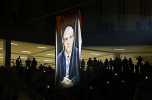 Συγκίνηση στο ΟΑΚΑ με το λάβαρο στη μνήμη του Παύλου