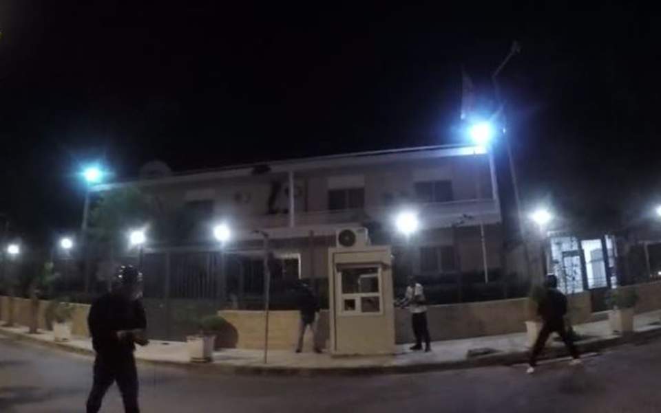 Ο Ρουβίκωνας επιτίθεται, ο αστυνομικός φρουρός «παραδίδεται» (βίντεο)