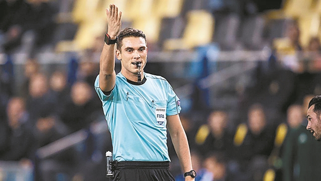 Ενας ελβετός δάσκαλος στη φωτιά του ντέρμπι