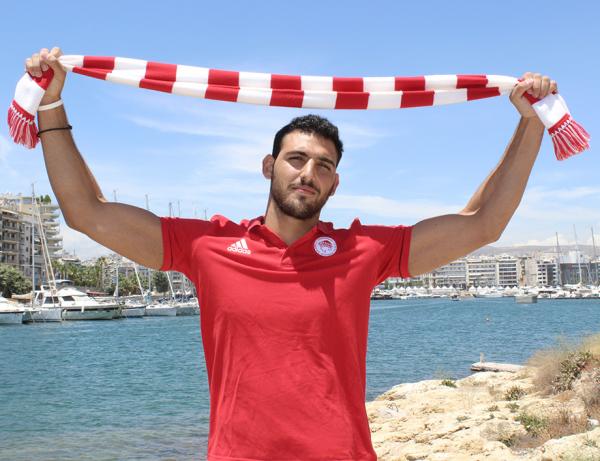 Στα ερυθρόλευκα ο Σκουμπάκης