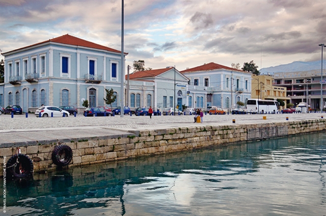 Περπατώντας ανάμεσα στα στολίδια της Καλαμάτας