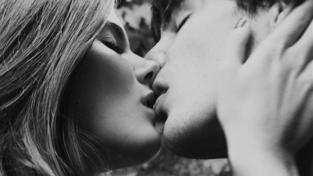 Οι Βρετανοί δεν μπορούν να αρνηθούν το σεξ αφού γδυθούν