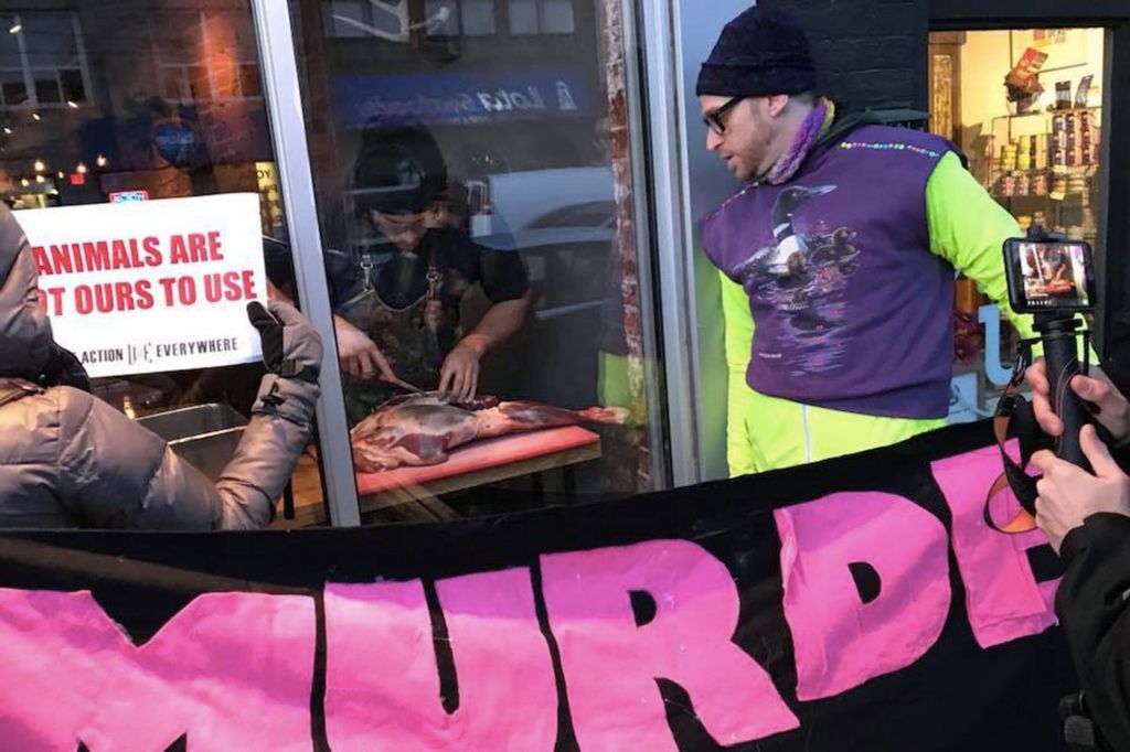 Κρεοπωλεία με security για προστασία από τους… vegan