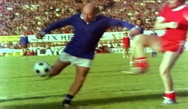 Η αποθέωση του… γκολτζή Θανάση Βέγγου στο ιστορικό γήπεδο της ΑΕΚ (βίντεο)