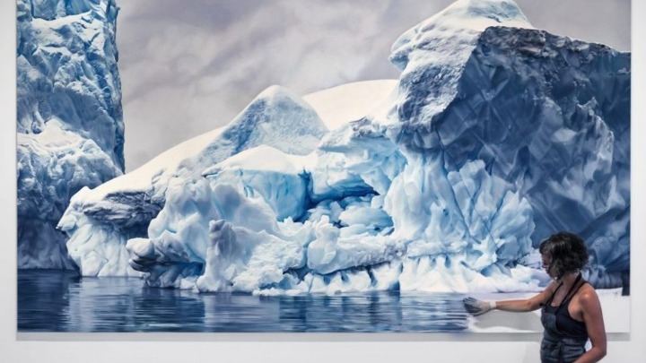 Η Ζάρια Φόρμαν ζωγραφίζει παγετώνες που λιώνουν