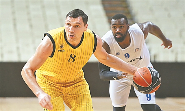 Οut ο Ξανθόπουλος, in o Παπαντωνίου