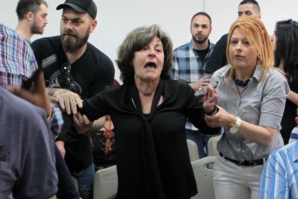 Συγκλονίζει η μάνα του Παύλου Φύσσα: «Προσπάθησα να τον ζεστάνω, να γίνει καλά…»