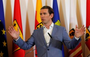 Ο Κουρτς τραβά το αφτί του Ορμπάν