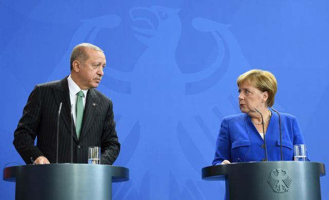 Η επανεπροσέγγιση Μέρκελ – Ερντογάν κόλλησε στις «βαθιές διαφορές»