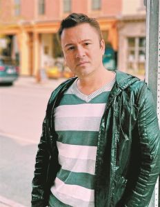 «Η κοινωνία μας είναι η κρεμασμένη μάσκα στον καθρέφτη του παρμπρίζ»