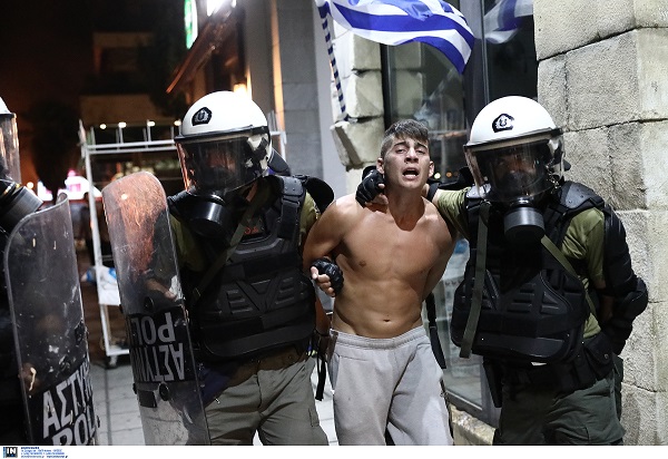 Αγριο ξύλο στους διαδηλωτές – Η ΔΕΘ «πνίγηκε» στα δακρυγόνα