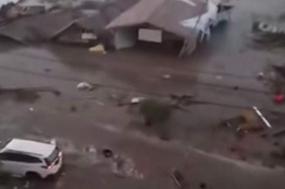 Ισχυρό τσουνάμι «χτύπησε» την Ινδονησία (βίντεο)