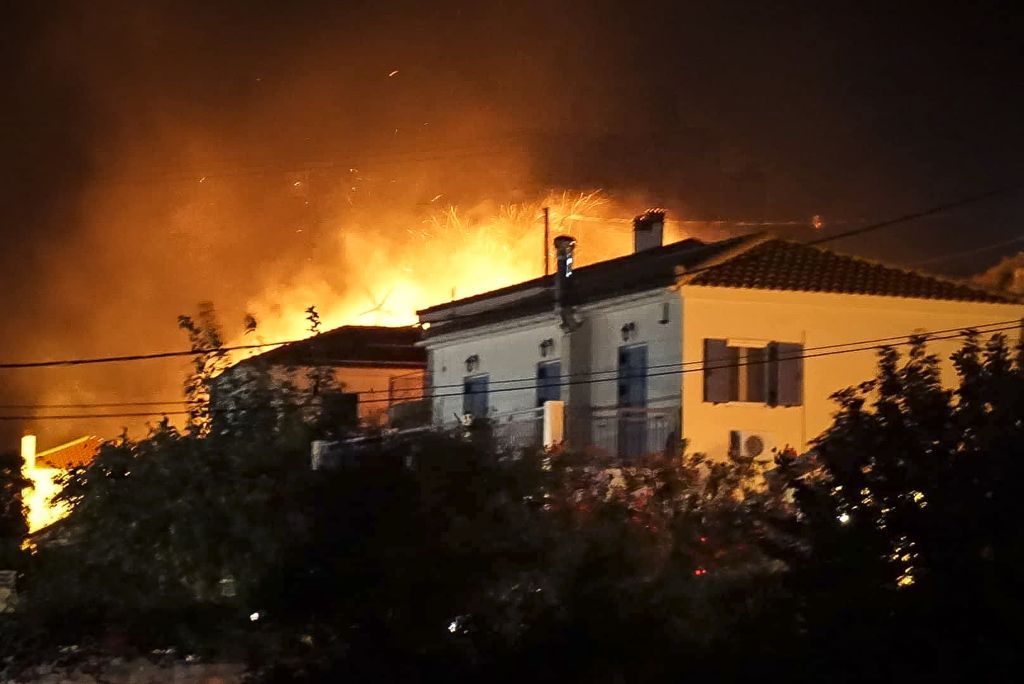 Ανεξέλεγκτη πυρκαγιά στην Κεφαλονιά – Εκκενώθηκε οικισμός