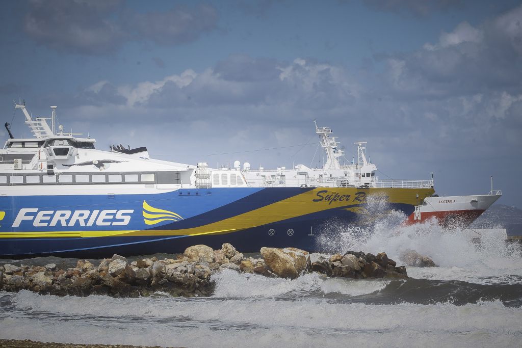 Απαγορευτικό στα περισσότερα λιμάνια- Φεύγουν τα πλοία για Κρήτη