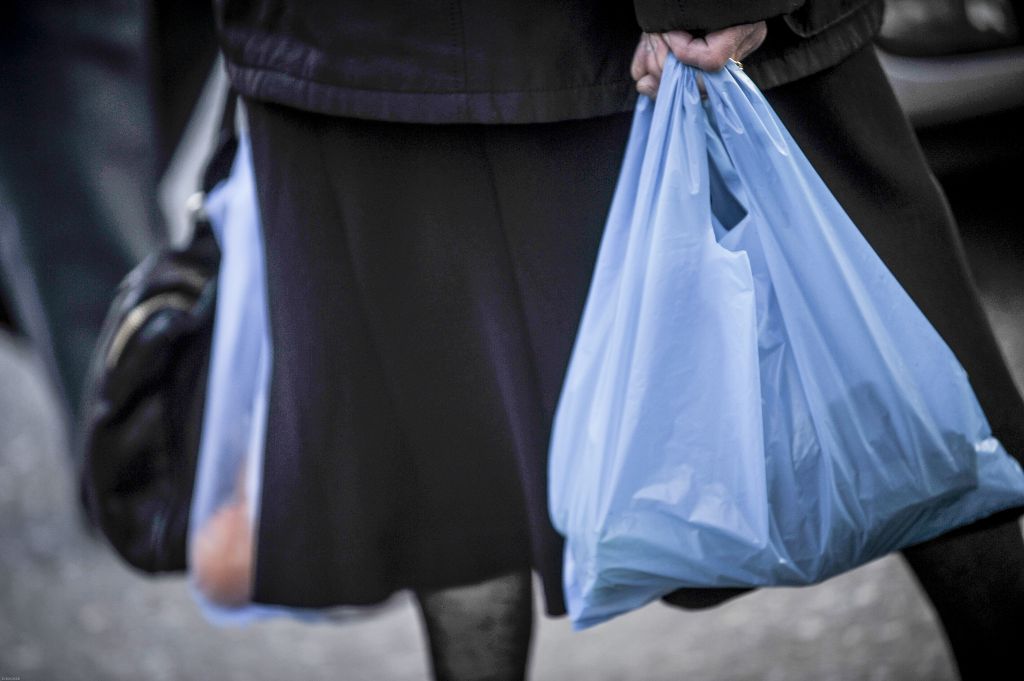 Εσοδα 10,8 εκατ. ευρώ απο τη χρήση πλαστικής σακούλας στα σουπερμάρκετ