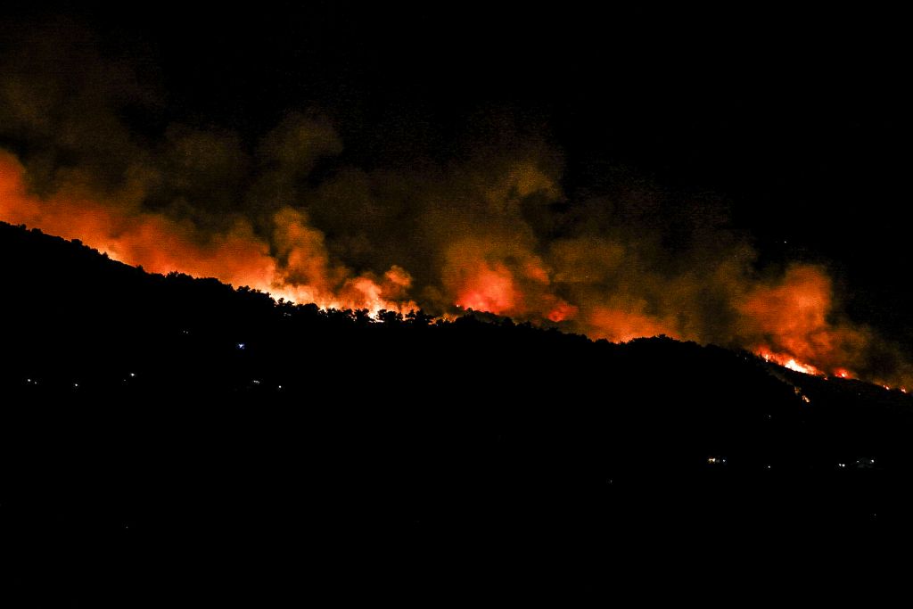 Μεγάλη φωτιά απειλεί οικισμό στην Κεφαλονιά