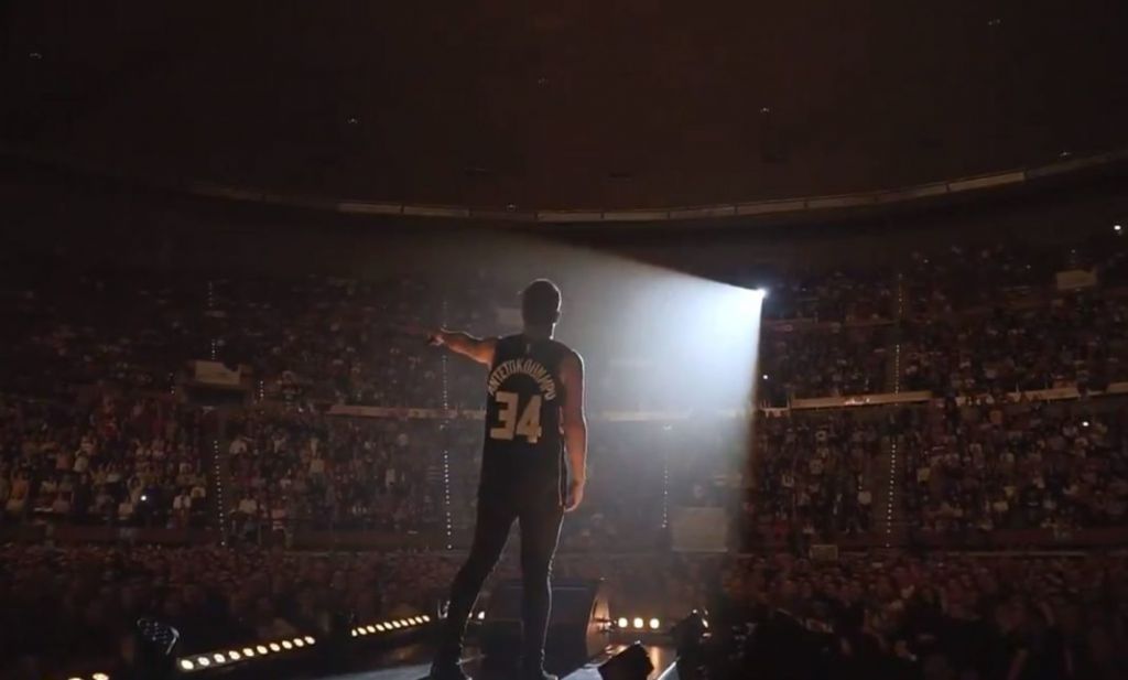 Ο Ντάνι Μαρτίν ανέβηκε στη σκηνή με φανέλα Αντετοκούνμπο