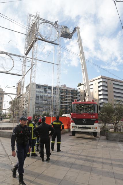 Οι πυροσβέστες κατέβασαν τον άνδρα που απειλούσε να αυτοκτονήσει