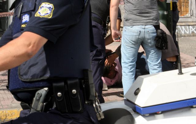 Εκοψαν τον λαιμό αλλοδαπού στην πλατεία Βάθη