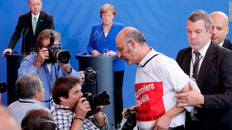 Κινδυνεύει με απέλαση τούρκος δημοσιογράφος που διαμαρτυρήθηκε κατά του Ερντογάν