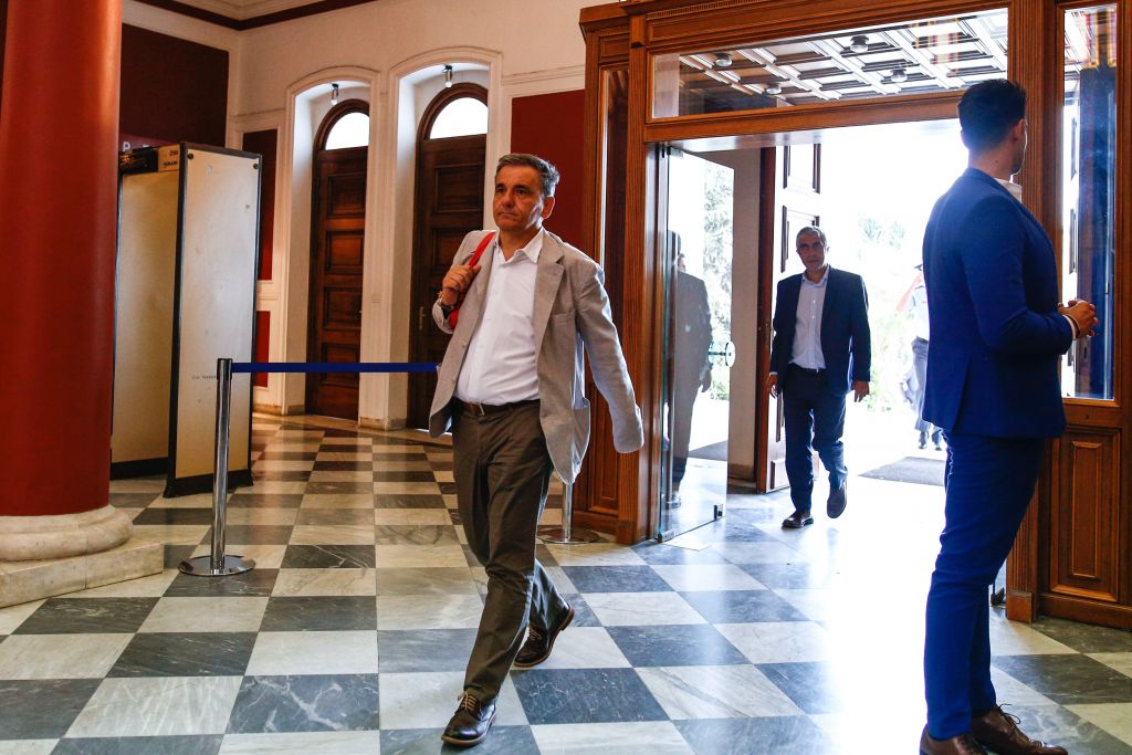 Δύο σενάρια για να μην περικοπούν οι συντάξεις