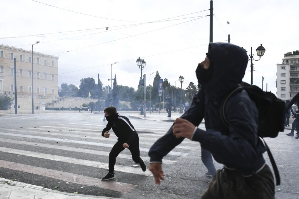 Μολότοφ και χημικά στο μαθητικό συλλαλητήριο στην Αθήνα – Μία προσαγωγή