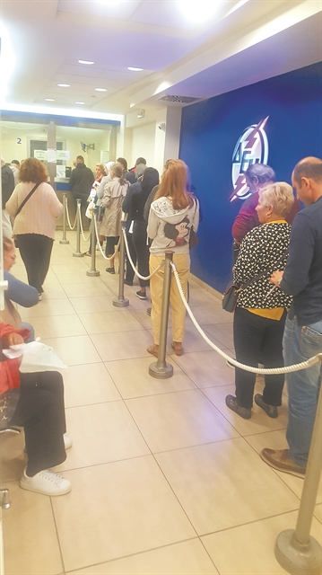 «Μάχη» στις ουρές απελπισίας