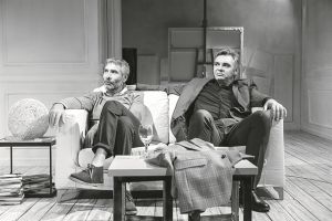 Τρεις φίλοι κι ένας πίνακας αφηρημένης τέχνης