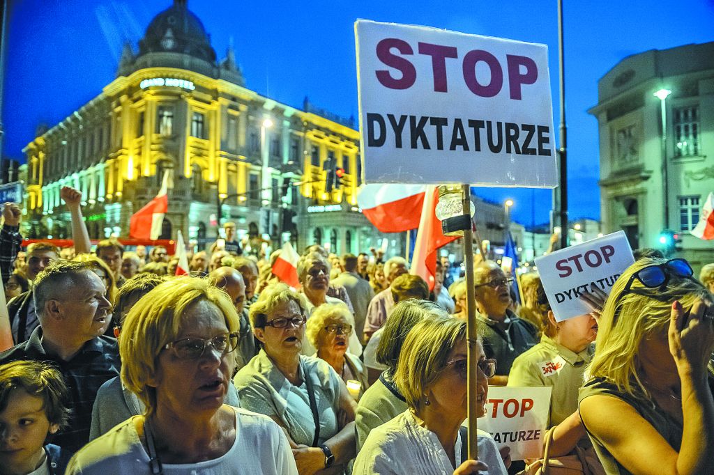 Η δημοκρατία δεν ζει τις καλύτερες μέρες της