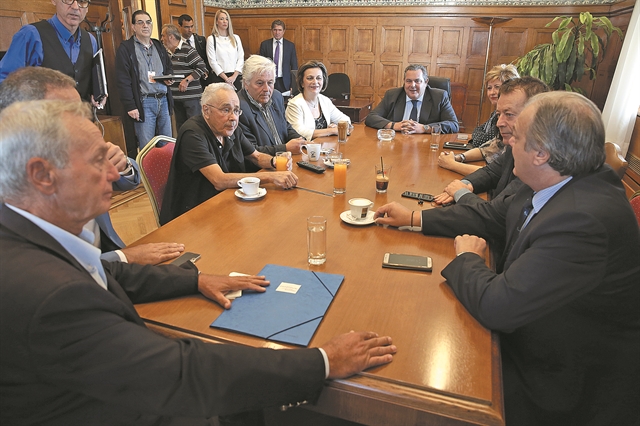 Οι ΑΝΕΛ σε αποσύνθεση, ο Καμμένος στα σκοινιά