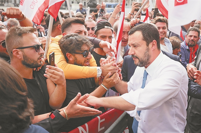 Οι πειραματισμοί τρομάζουν τις αγορές και πιέζουν το ευρώ