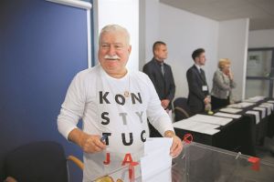 Οι λαϊκιστές καλά κρατούν στην Πολωνία