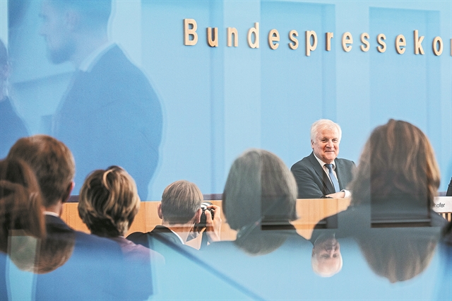 Παραίτηση με… δόσεις για τον Ζεεχόφερ