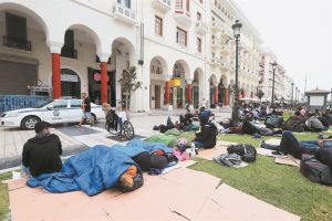 Καταφύγιο μεταναστών η Πλατεία Αριστοτέλους!