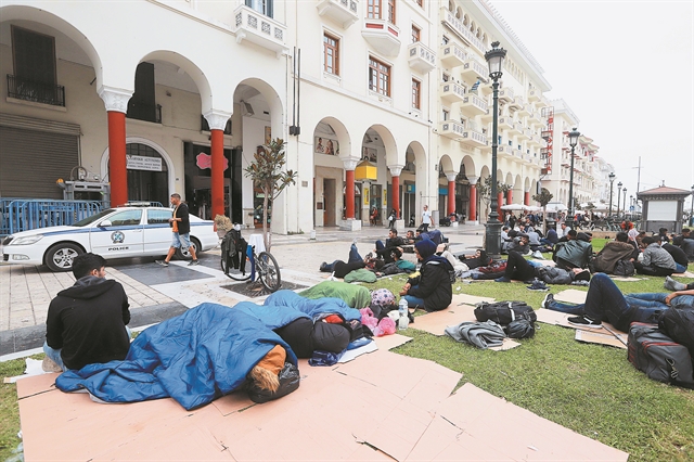 Καταφύγιο μεταναστών η Πλατεία Αριστοτέλους!