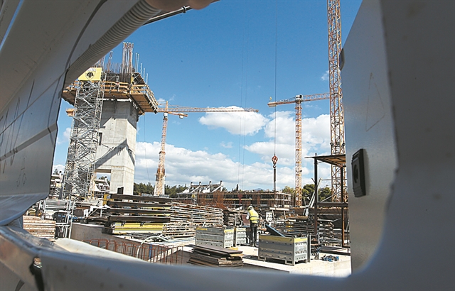 Παραδόθηκαν τα πρώτα τμήματα του στεγάστρου