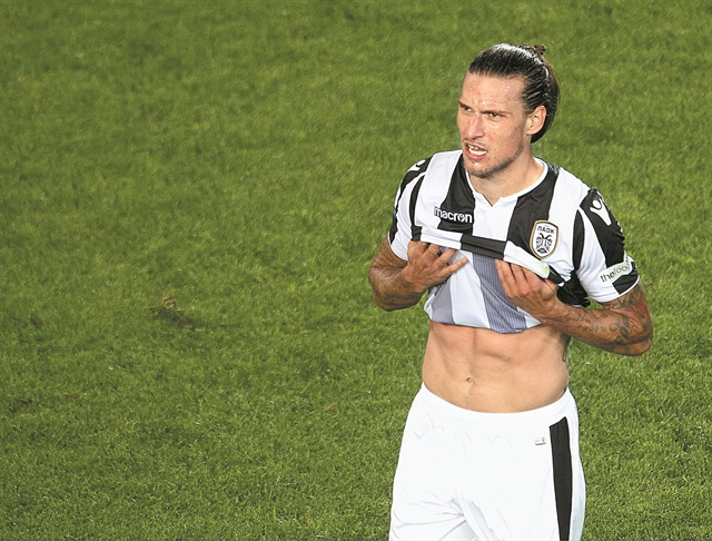 Προελαύνει με δύο… Μεγαλέξαντρους!