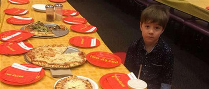 Κάλεσε 32 συμμαθητές του στα γενέθλια και δεν πήγε κανείς – Η συγκινητική εικόνα του μικρού