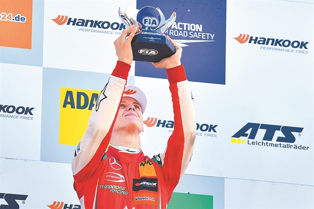 Στα χνάρια του πατρός