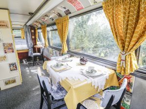 Στην Αγγλία των 50’s με όχημα ένα ασυνήθιστο διώροφο λεωφορείο