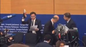 «Πατάει» με το παπούτσι του τις σημειώσεις του Μοσκοβισί (βίντεο)