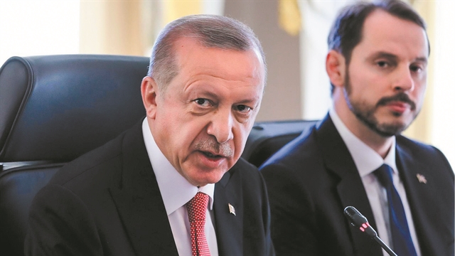 Τριγμοί στο παλάτι του σουλτάνου