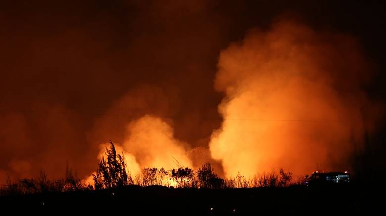 Ολονύχτια μάχη με τις φλόγες για να σωθούν σπίτια σε Χορτιάτη, Σέρρες