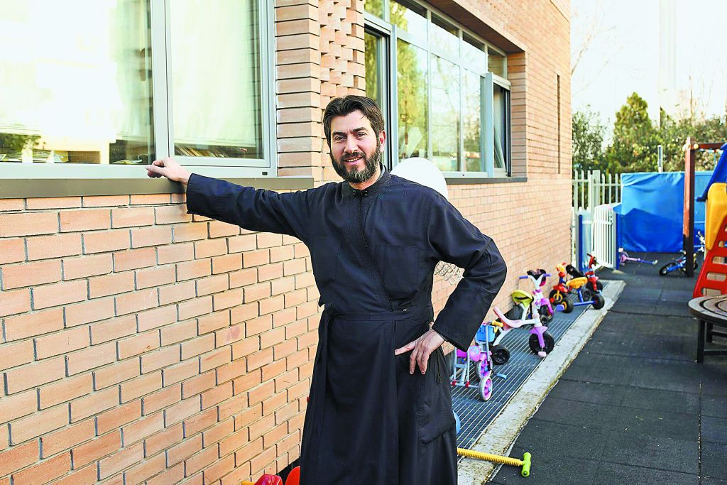 Πατέρας για πληγωμένα και περιθωριοποιημένα παιδιά